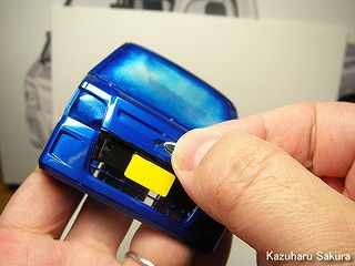 1/24 '12スバル・サンバートラック 製作記 ～ キャブにエンブレムのベースを接着